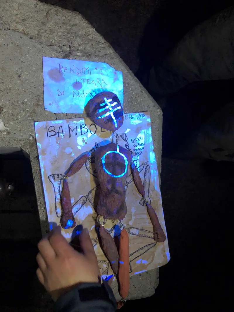 Reperto e indizi illuminati con luce UV