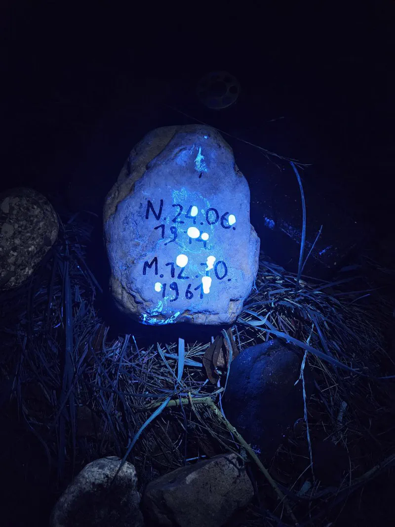 Indizio su pietra illuminato con luce UV