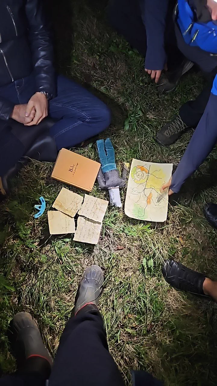 Partecipanti riuniti attorno agli indizi durante una precedente esperienza